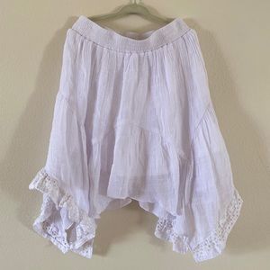 D.Signed white skirt